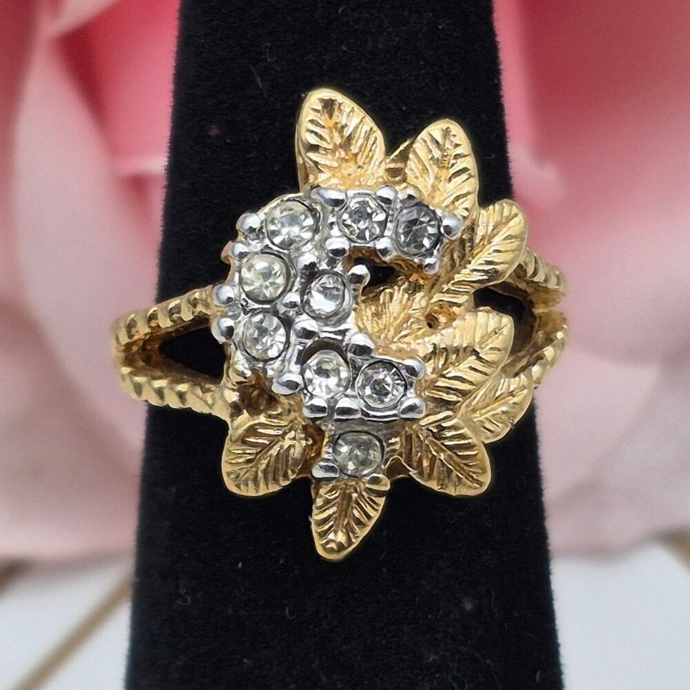 Cute Cocktail Ring Gold Tone Leaf Pattern & Rhinestone Accents Textured Size 5